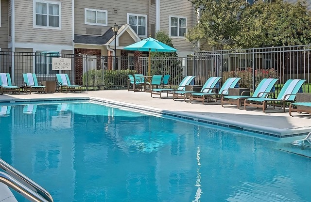 Pets Allowed! Large Unit w/ Full Kitchen & Living Area! Offers FREE Breakfast!