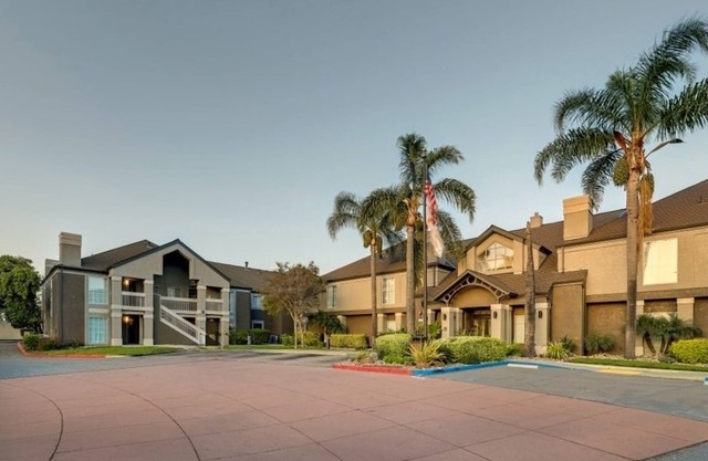 Pets are Allowed HERE! Free Breakfast, Private Parking, Swimming Pool!
