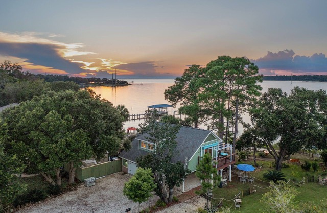 TRES CALME Beach House sur les eaux de la baie de Pensacola à quelques minutes de la plage de Navarre