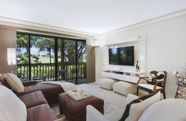 Golf views. Pool. Walk to PGA resort! 2 Kings or 1 King/2 Twins. Dog friendly!