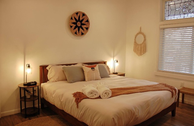 PGH Delight - 2B/1B, ALL NEW w/ Free Street Parking, Perfect for family vacation