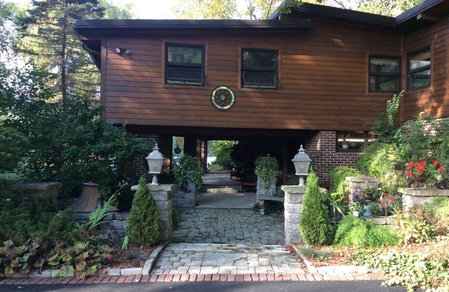 "PHANTOM'S COVE": LAKE FRONT RETREAT ON UPPER LAKE PHANTOM