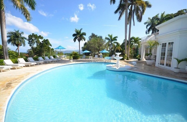 PISCINE PRIVÉE! CHEF! BASKETBALL! COURT DE TENNIS! CONVIVIALE ET FAMILIALE!