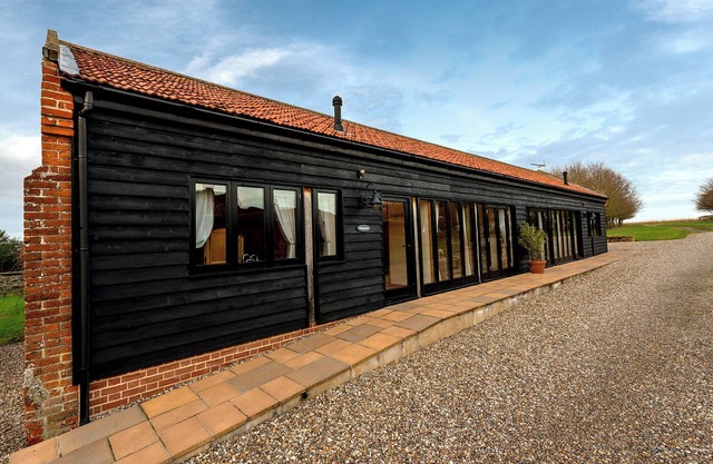 PHEASANT, pet friendly, character holiday cottage in Wheatacre