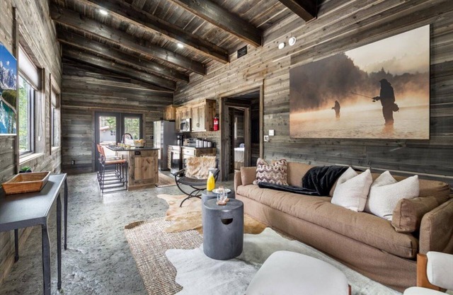Pheasant Tail Hideaway,Cozy 2BR/1BA Cabin, BBQ, Firepit, Walk to River Access, 30m YNP,