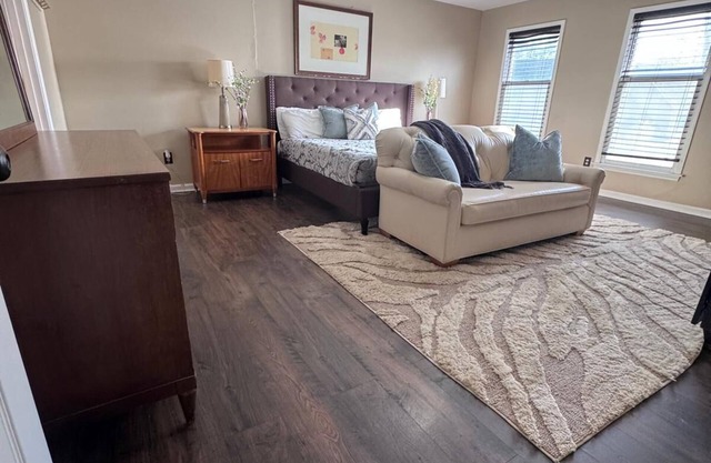 Large 4BR near Shops/Dining & easy access to Freeway