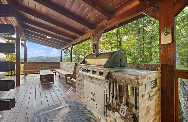 Phenomenal View! Hot Tub, Pool Table, Bar, Internet, Second Den, Satellite TV