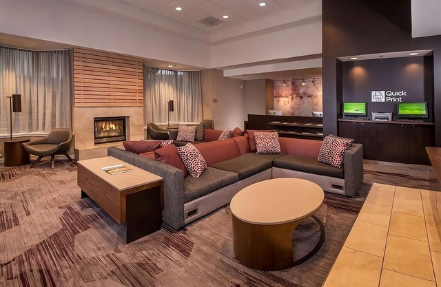 Phillips Collection Tour ! TWO 2BR Suites, Picnic Area, Pets Allowed