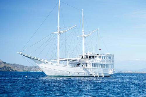 Phinisi charter in Labuan Bajo