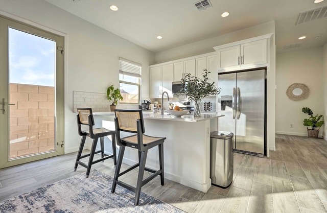 Phoenix Casita: 2 Mi to State Farm Stadium!