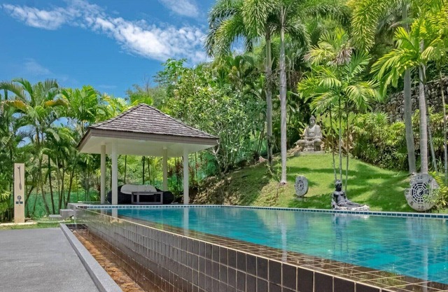 Luxueuse villa au sommet d'une colline, avec vue sur l'océan et lumière de la ville de Phuket