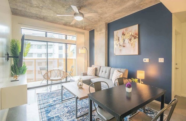 Vibrant 2BD | CDT | Gym+Pool+Parking | Sleep 8