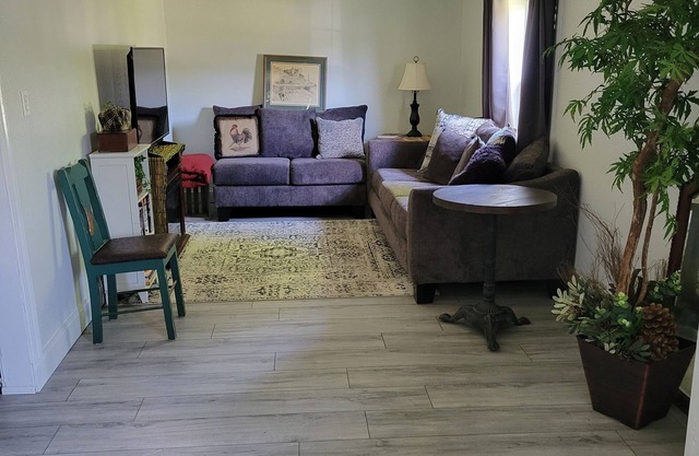 Pickens Place Cheerful, Cozy Cottage