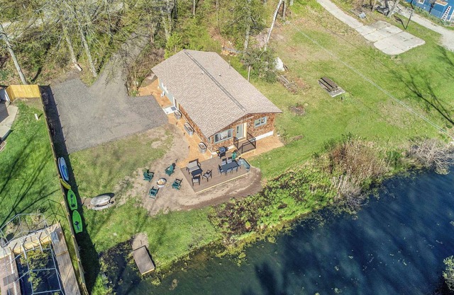 Pickerel Lake Waterfront Cottage - with Kayaks!
