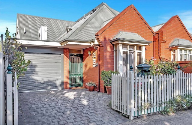 Picket Fence Cottage Steps from Adelaide Oval