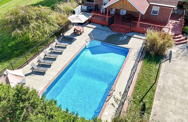 Pickle Hill - pool, pickleball court, sauna, near Hocking Hills, sleeps 10!