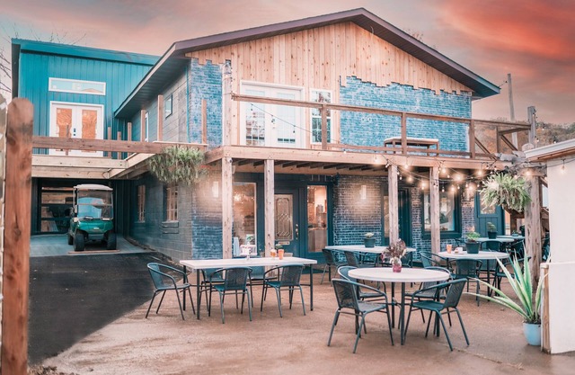Pickleball Cafe-The Courtyard Suite