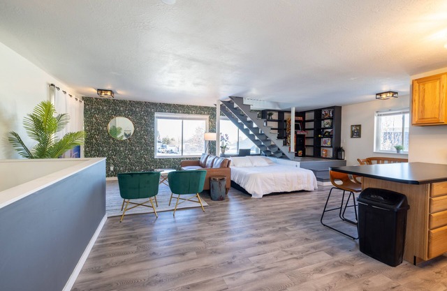 Pickleball - Mini Golf - Skiing - Games - Mt. Biking - Cozy Private Suite