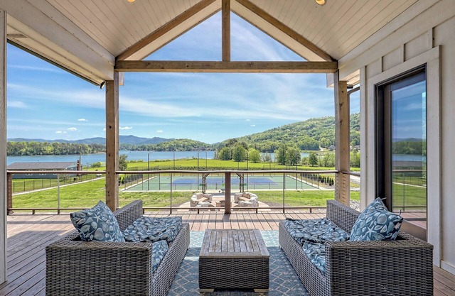 Tennis/pickleball court, hot tub, firepit,