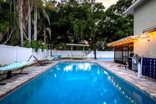 Pickleball~ Pool~ Game Room~ 5 min to Beach