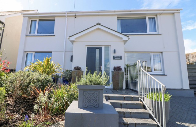 PICKNEY HOUSE, pet friendly, with open fire in Polperro