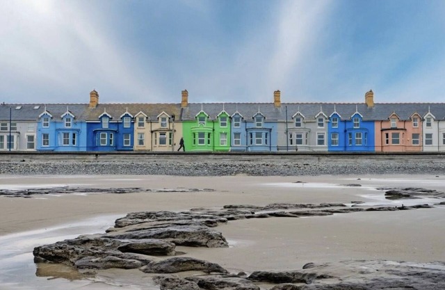 Picton House, Borth. Luxury 7 Bedroom Beachfront Home. Sleeps 14