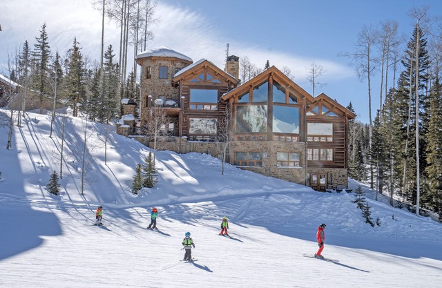 PICTURE PERFECT- Stunning Ski-In/Out Trailside Manor Perfect for Groups
