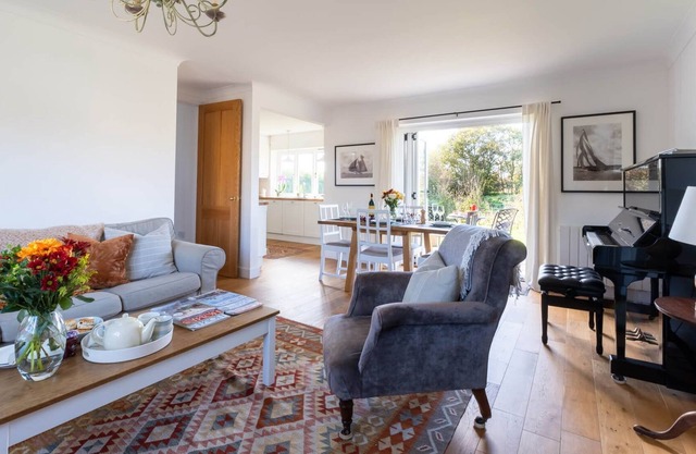 Picture perfect cottage 30 minute walk from wild beach or 10 minutes walk to pub
