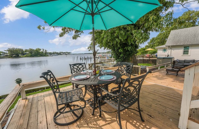 Picture Perfect Waterfront in town Sleeps 6 Expansive Outdoor dining area