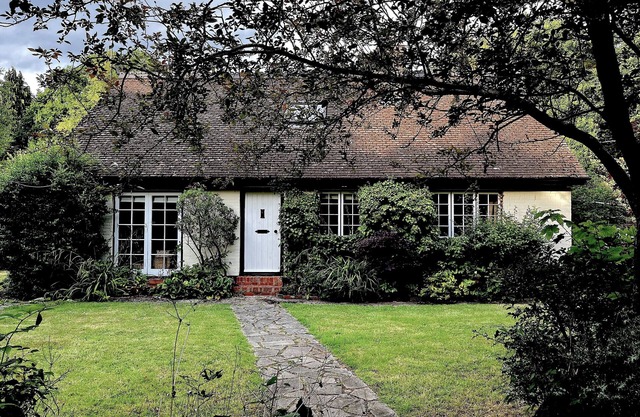 Picturesque 4 Bed Cottage Lingfield, Surrey