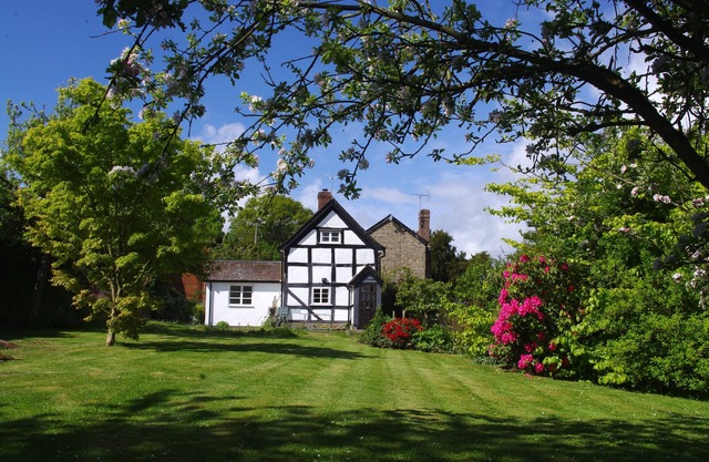 Pittoresque en noir et blanc Cottage