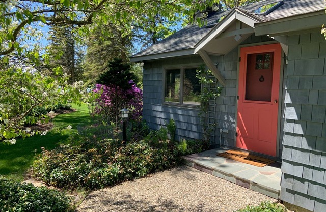 Picturesque cottage 1 min walking distance to gorgeous Crystal Lake!