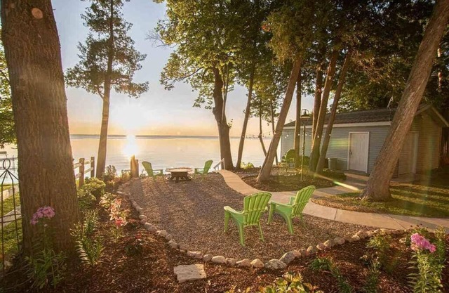 Cottage pittoresque au bord de l'eau du comté de Door! Nager, jouer, se détendre ... tout avoir!