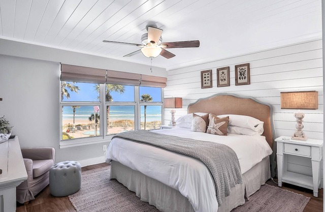 Picturesque, High End Vaca Condo, Atlantic Views from all corners. Sunset Deck