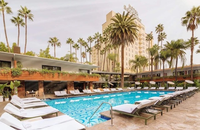 Picturesque Hollywood Setting Ideal for Romantic Couple Stay with Outdoor Pool
