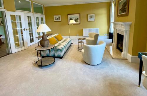 Picturesque Thameside Apartment