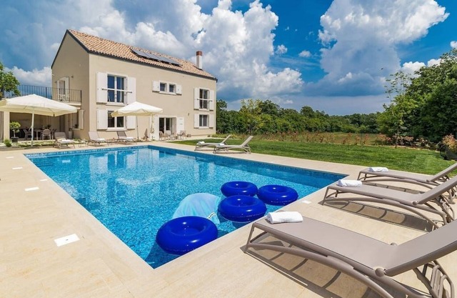 Villa pittoresque avec piscine pour 10 personnes