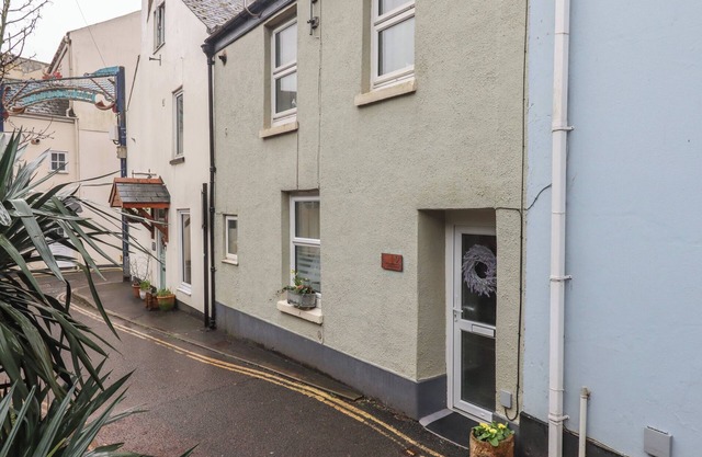 PIE COTTAGE, family friendly, character holiday cottage in Teignmouth