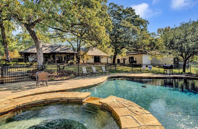 Piece of Paradise: Pool, Pickleball, Pond, Privacy