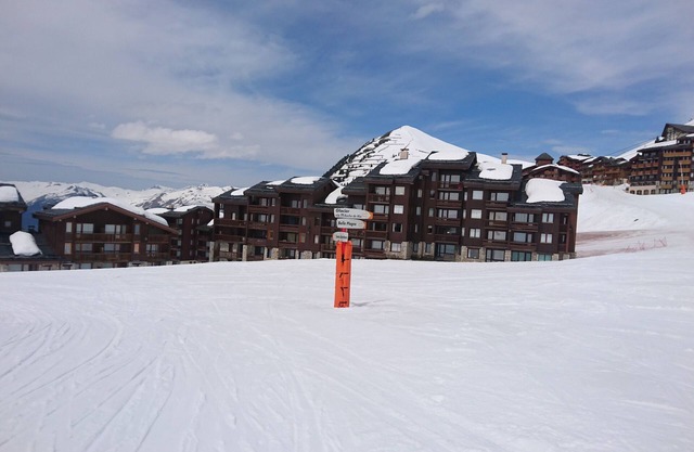 2 chambres / 2 salles de bains, 8 couchages. Ski in / out à côté de l'école de ski, des magasins / restaurants