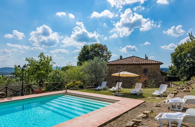 Maison individuelle, 6 couchages, entourée d'oliviers et de vignes, jardin avec piscine privée, belle