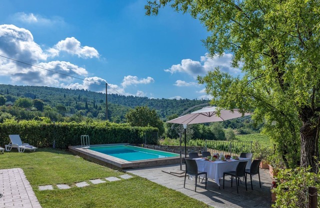 Cabane indépendante, 6 couchages, récemment restaurée, belle piscine et jardin avec splendeurs