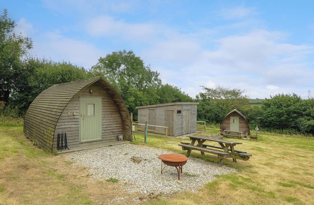 PIG PEN @ PENBUGLE ORGANIC FARM, pet friendly, with a garden in Duloe