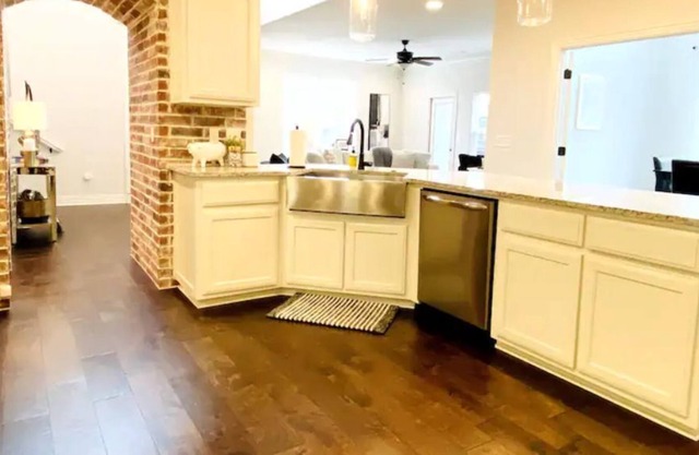 Pigasso Place - Modern Fayetteville home!