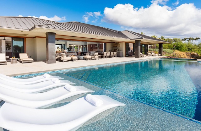 ❤️PiH❤️ Hawaiian Elegance ★ Short walk to best beaches ★ Heated Lap Pool & Spa