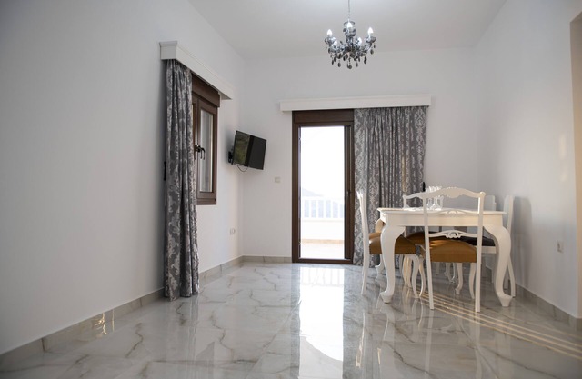 Pikos Luxury Apartment 2nd Floor