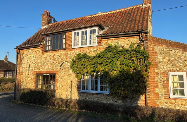 Pilgrims Cottage - Cosy period flint cottage with open fire