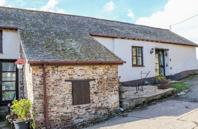 PILLHEAD CIDER HOUSE, pet friendly, with pool in Bideford