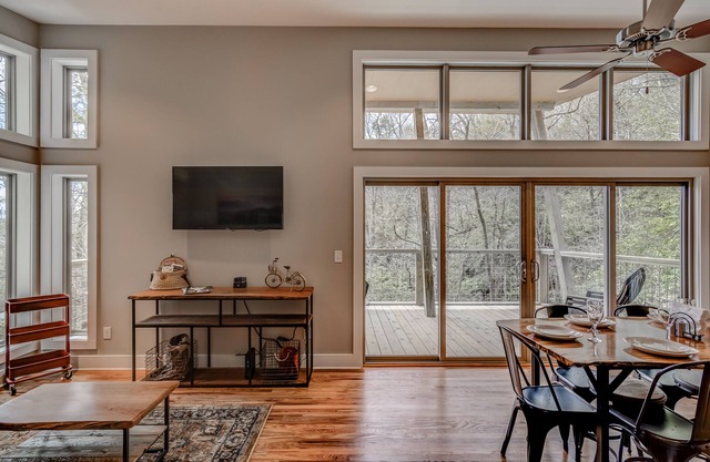 PILOT COVE 2 BR Cabin - Luxe moderne avec Nature!