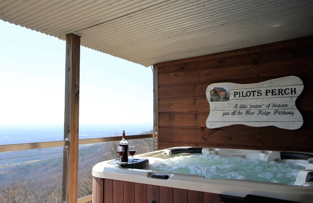 Pilot's Perch ~ Cabane Blue Ridge luxueuse avec vue imprenable depuis le bain à remous